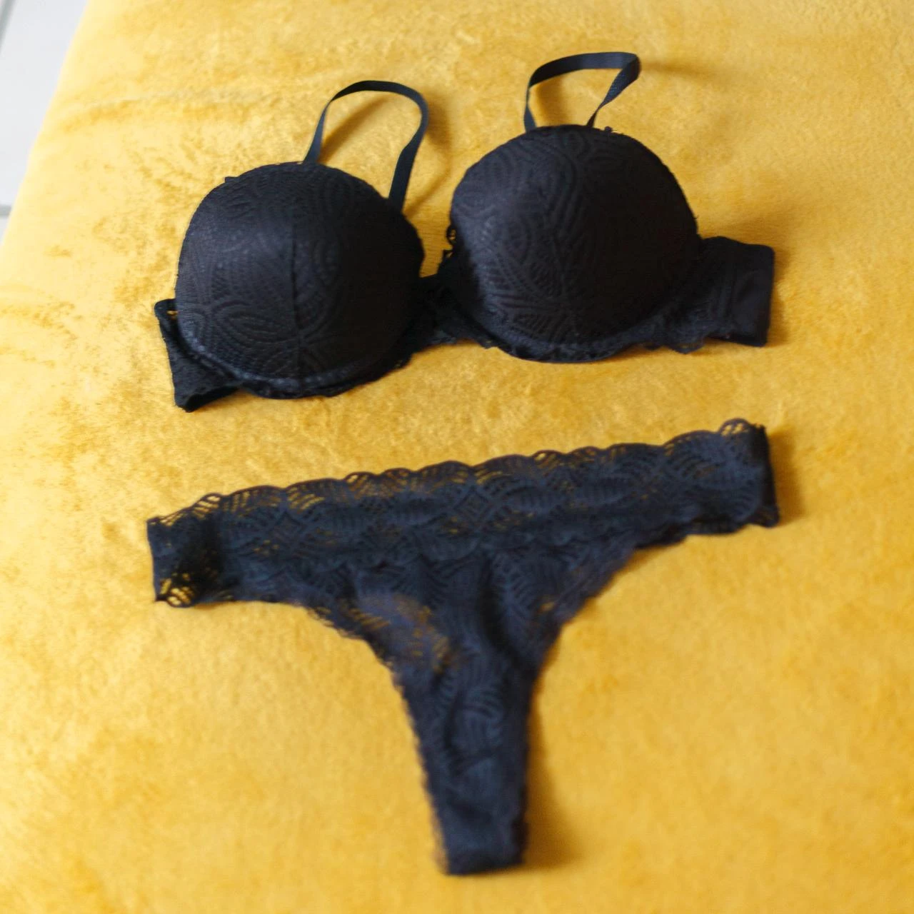 🔥 Glamour obscuro: Conjunto de lingerie push-up de renda preto 95B & XS – photo 2